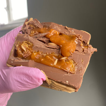 Crunchy caramel chocolate cup